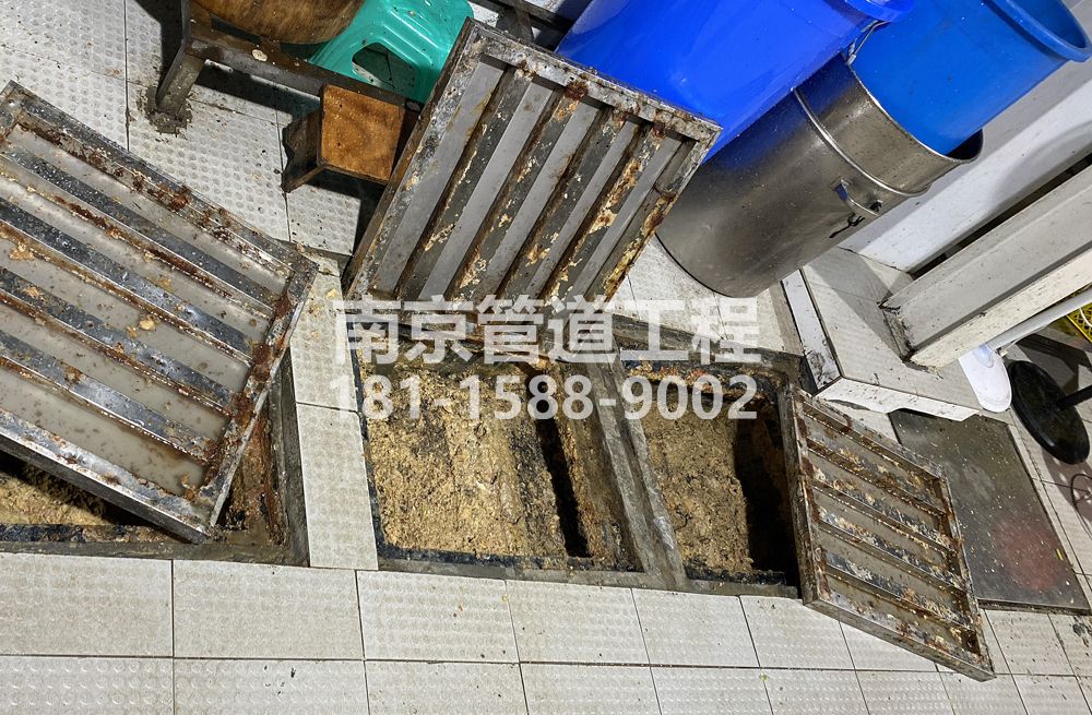 278鼓楼城管中队食堂隔油池清理